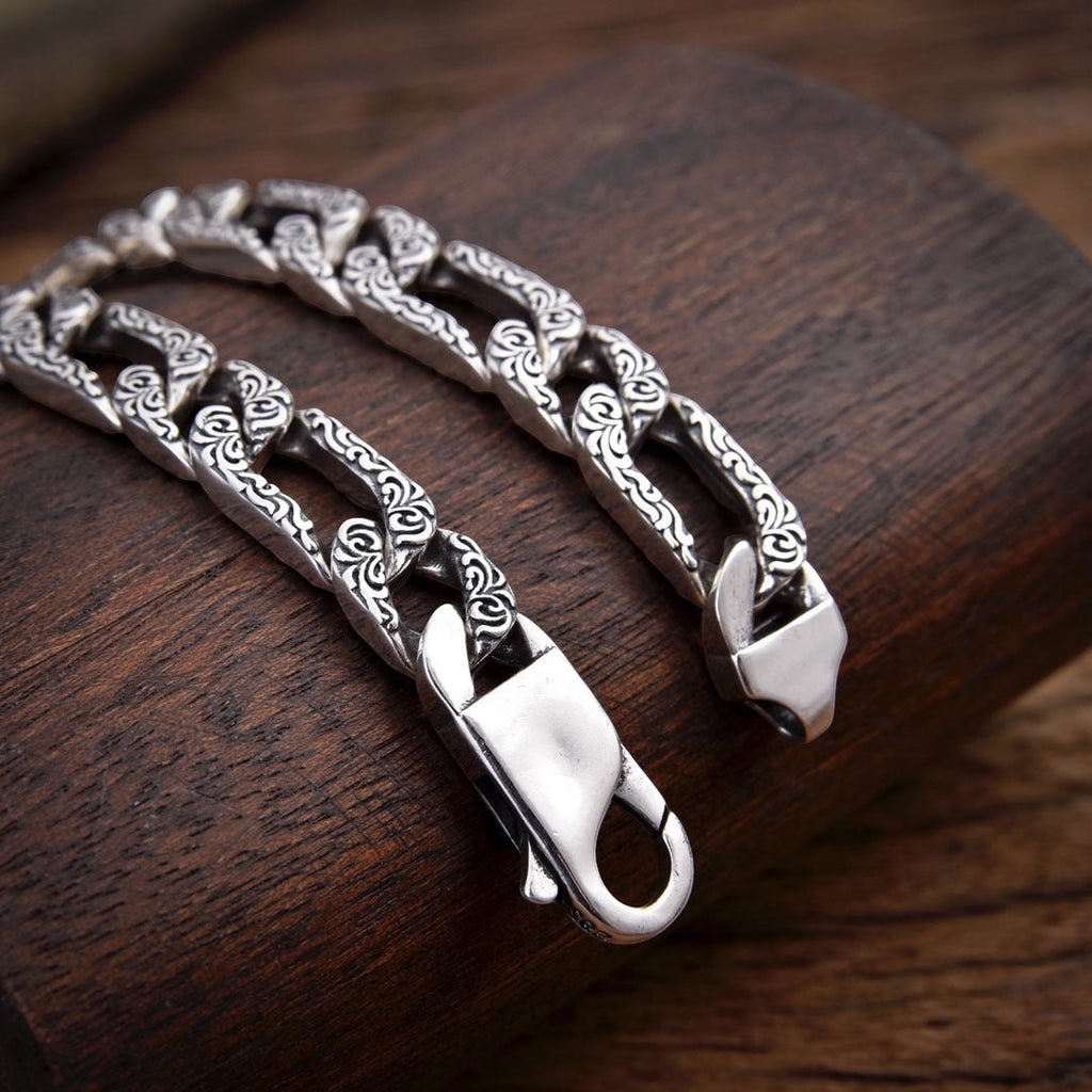 BoxUnboxed Sovereign Imperial Rattan Figaro Chain bracelet in solid 925 silver with engraved vine pattern and lobster clasp.