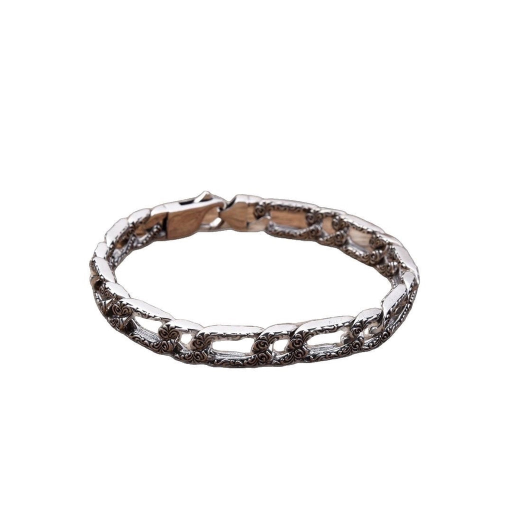 BoxUnboxed Sovereign Imperial Rattan Figaro Chain bracelet in solid 925 silver with intricate engraving and oxidized details.
